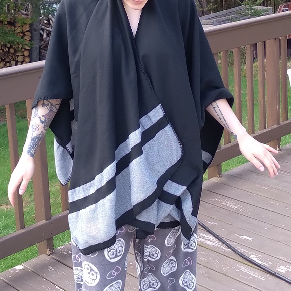 Poncho - Picture 4 of 4